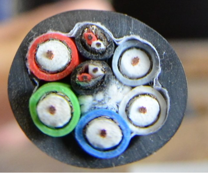 Kuva katkaistusta kaapelista